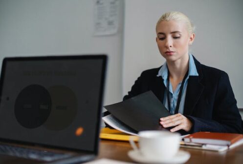 femeie blondă la birou care se întreabă cât costă un site